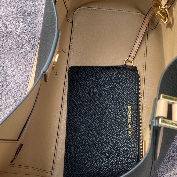 REAL Michael Kors Medium Bag - Picture 6 of 10